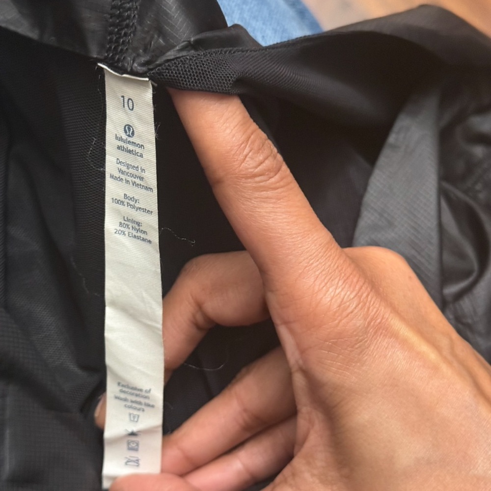 lululemon athletica Black vest with twist back - Picture 4 of 4